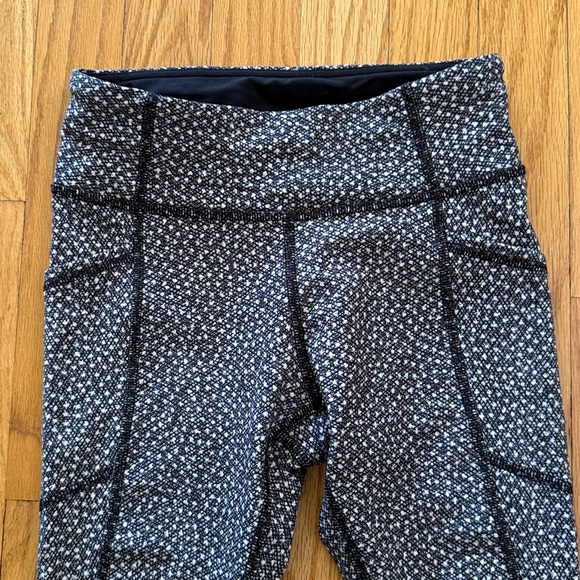 Lululemon sz 2 Speed Tight V Black and White Patterned Leggings crop great cond - Picture 2 of 5